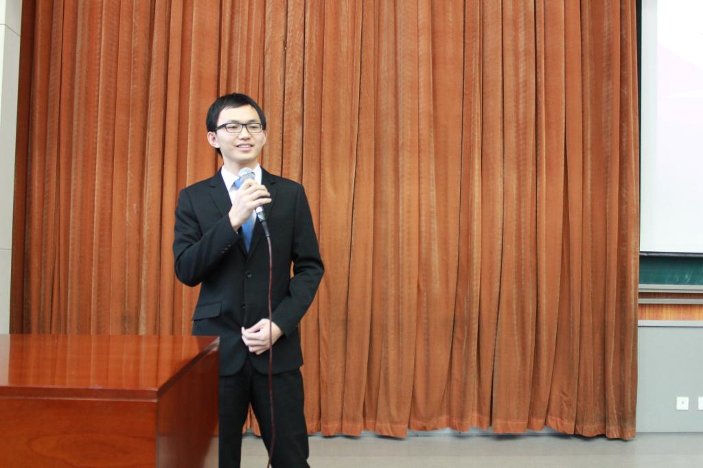 张东波同学发言